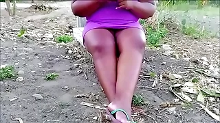 Minha prima do interior não usa calcinha, adora mostrar a buceta em público